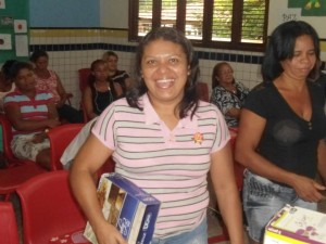 Foto -7-  O sorriso de uma das mães sorteadas